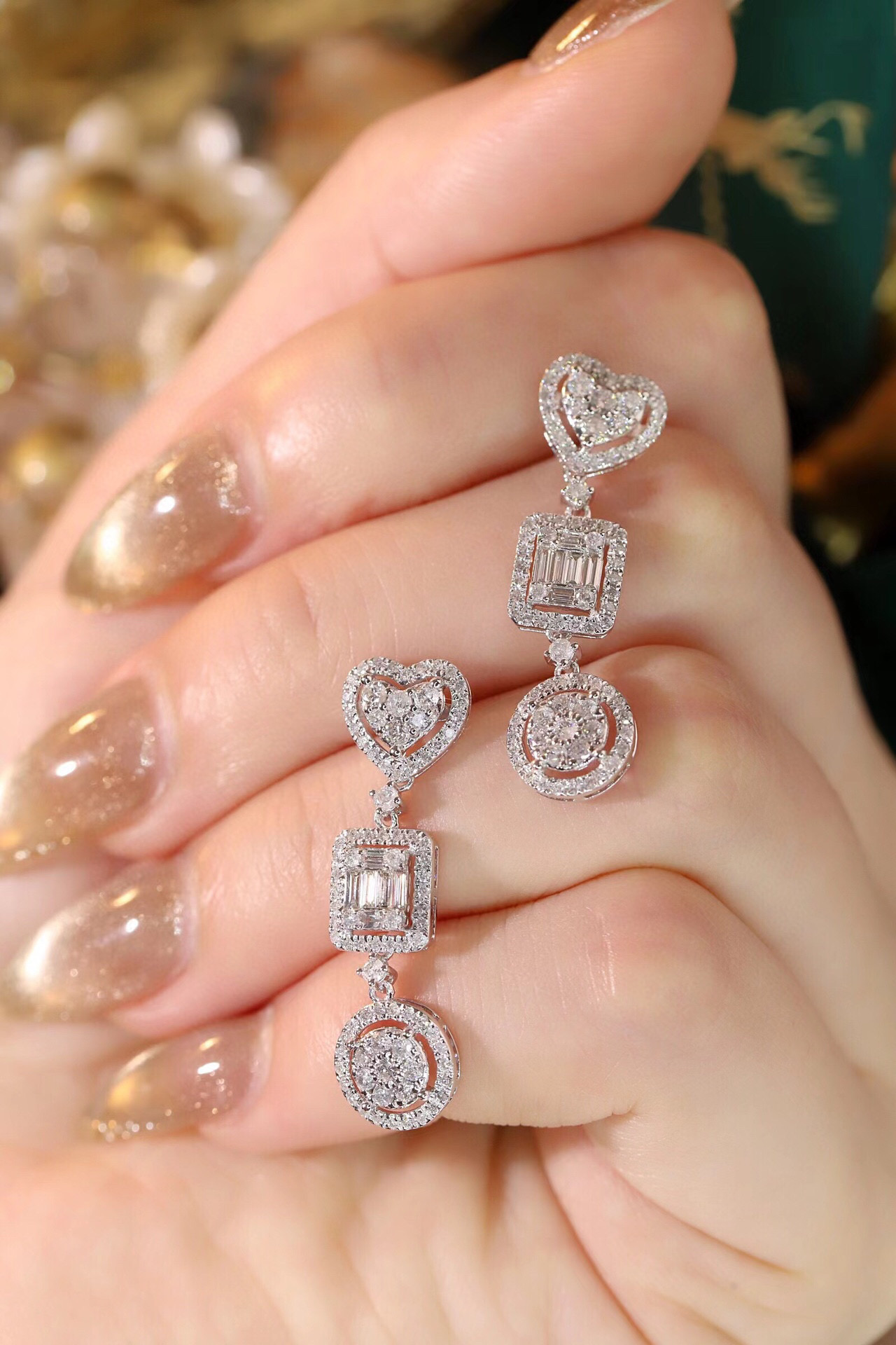 18k gold earrings set with 1.40ct natural diamond