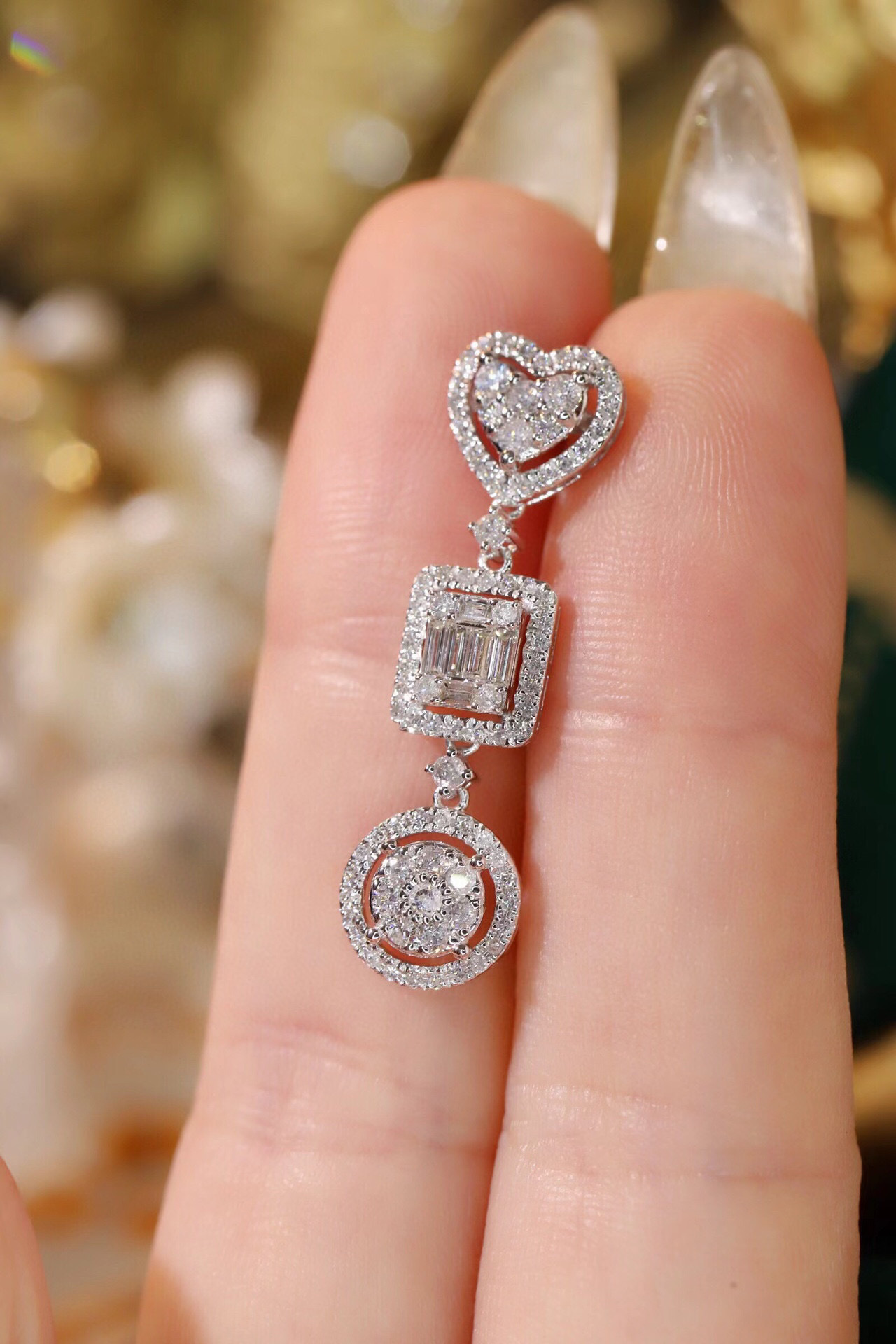 18k gold earrings set with 1.40ct natural diamond