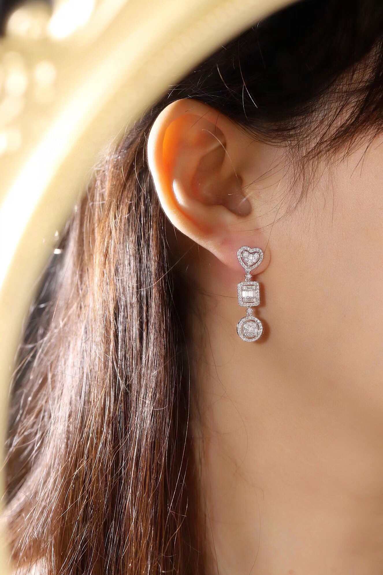 18k gold earrings set with 1.40ct natural diamond