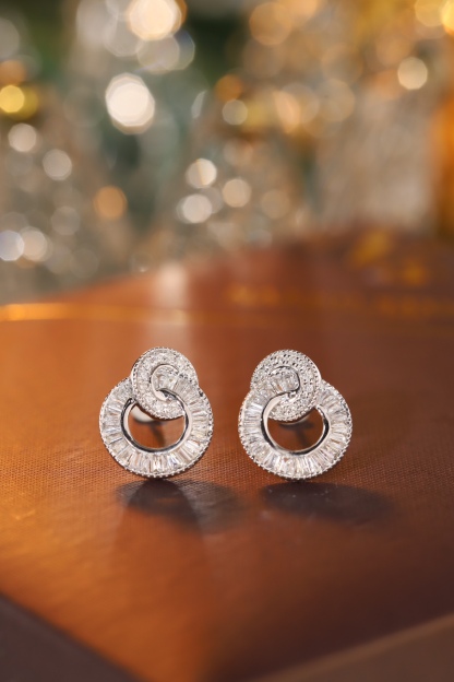 18k gold earrings set with 0.60ct natural diamond