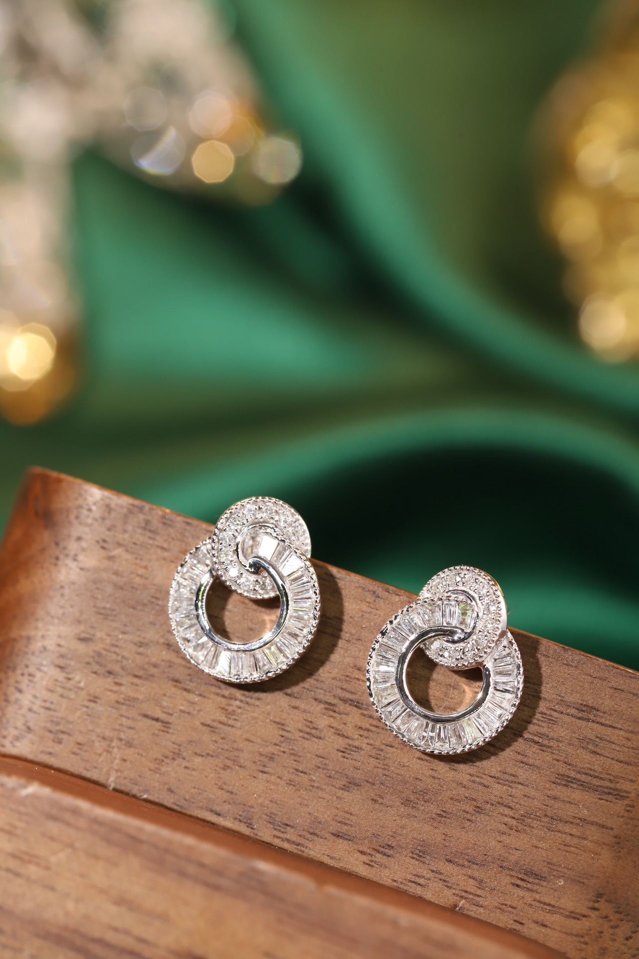 18k gold earrings set with 0.60ct natural diamond