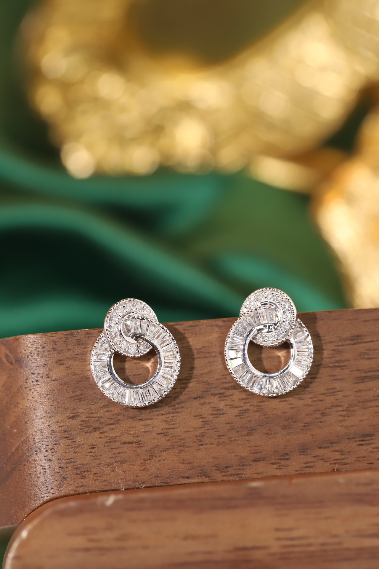 18k gold earrings set with 0.60ct natural diamond