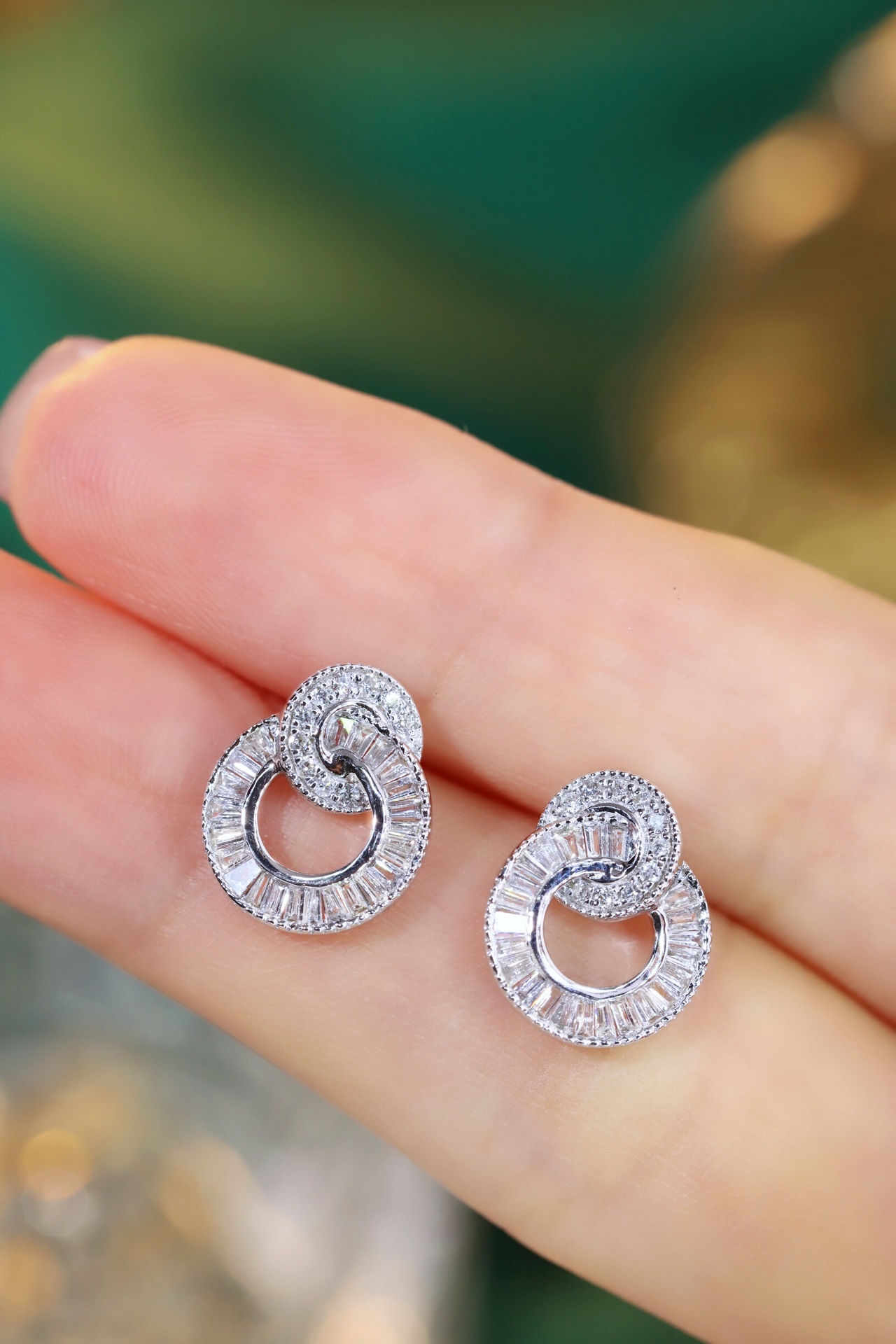 18k gold earrings set with 0.60ct natural diamond