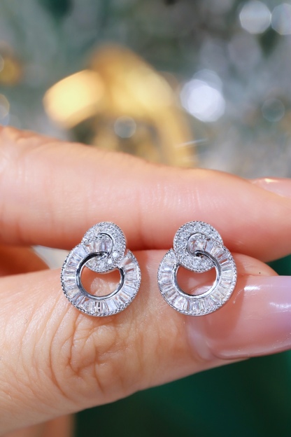 18k gold earrings set with 0.60ct natural diamond