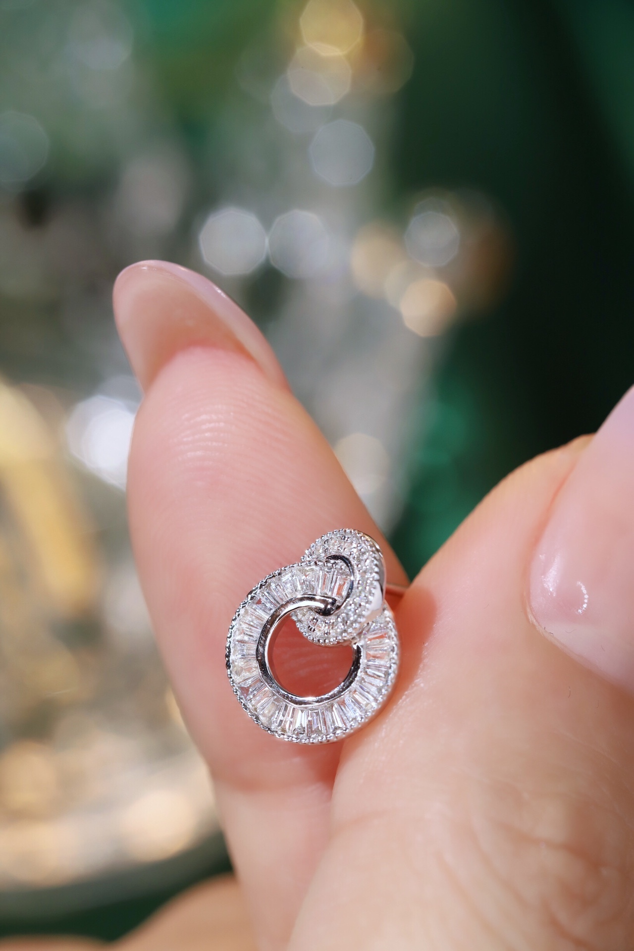 18k gold earrings set with 0.60ct natural diamond