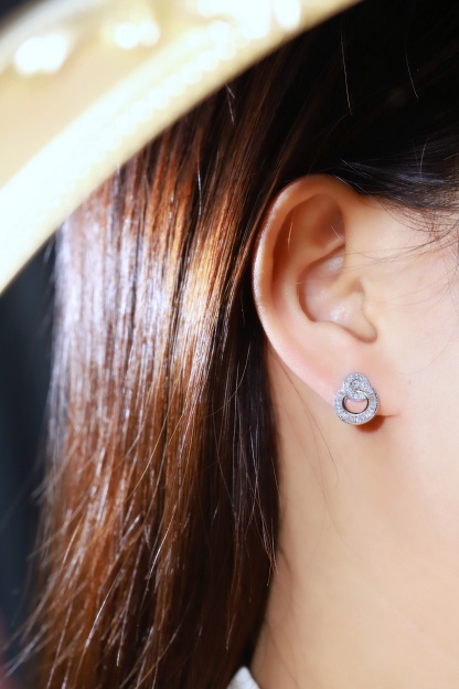 18k gold earrings set with 0.60ct natural diamond