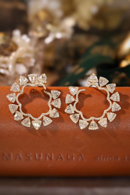 18k gold earrings set with 1.20ct natural diamond