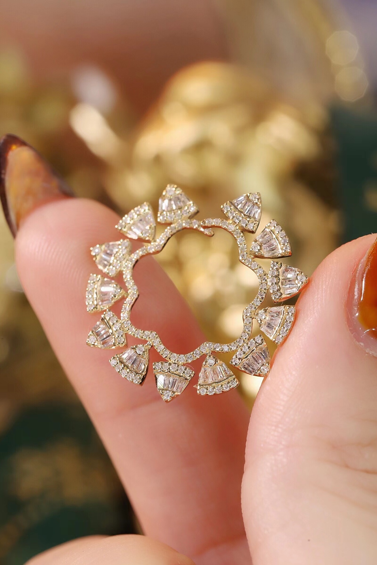 18k gold earrings set with 1.20ct natural diamond