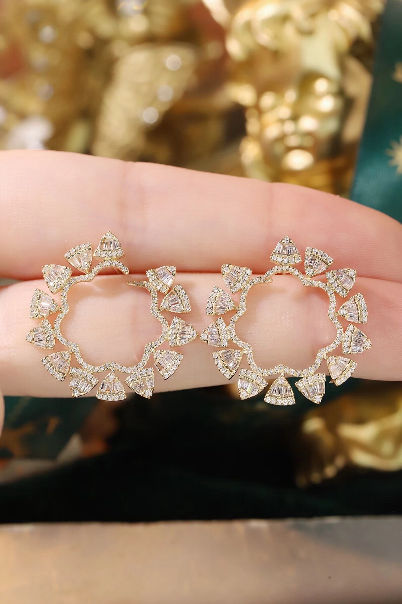 18k gold earrings set with 1.20ct natural diamond