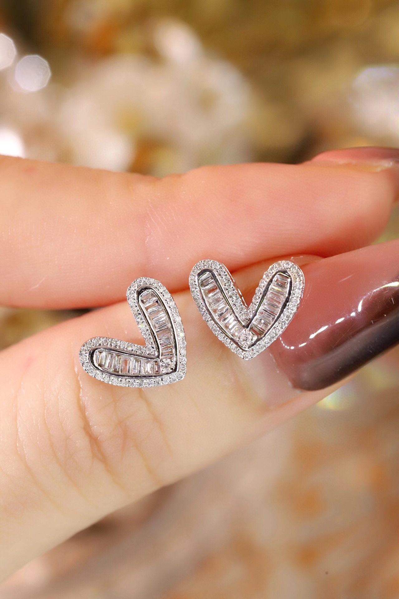 18k gold earrings set with 0.36ct natural diamond