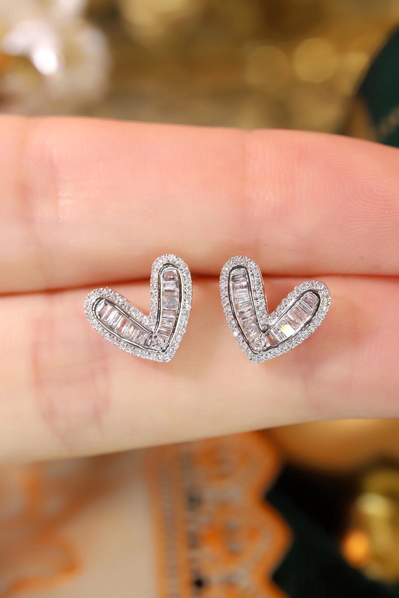 18k gold earrings set with 0.36ct natural diamond