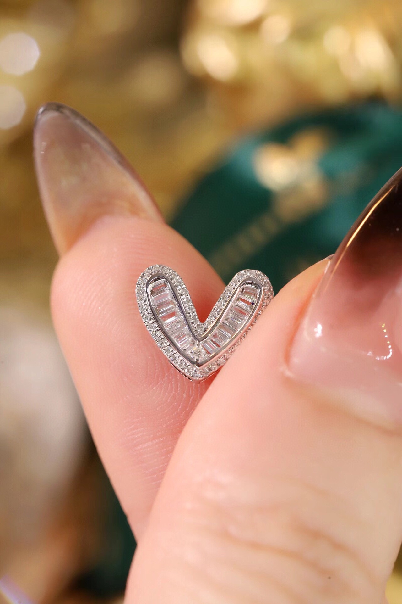 18k gold earrings set with 0.36ct natural diamond