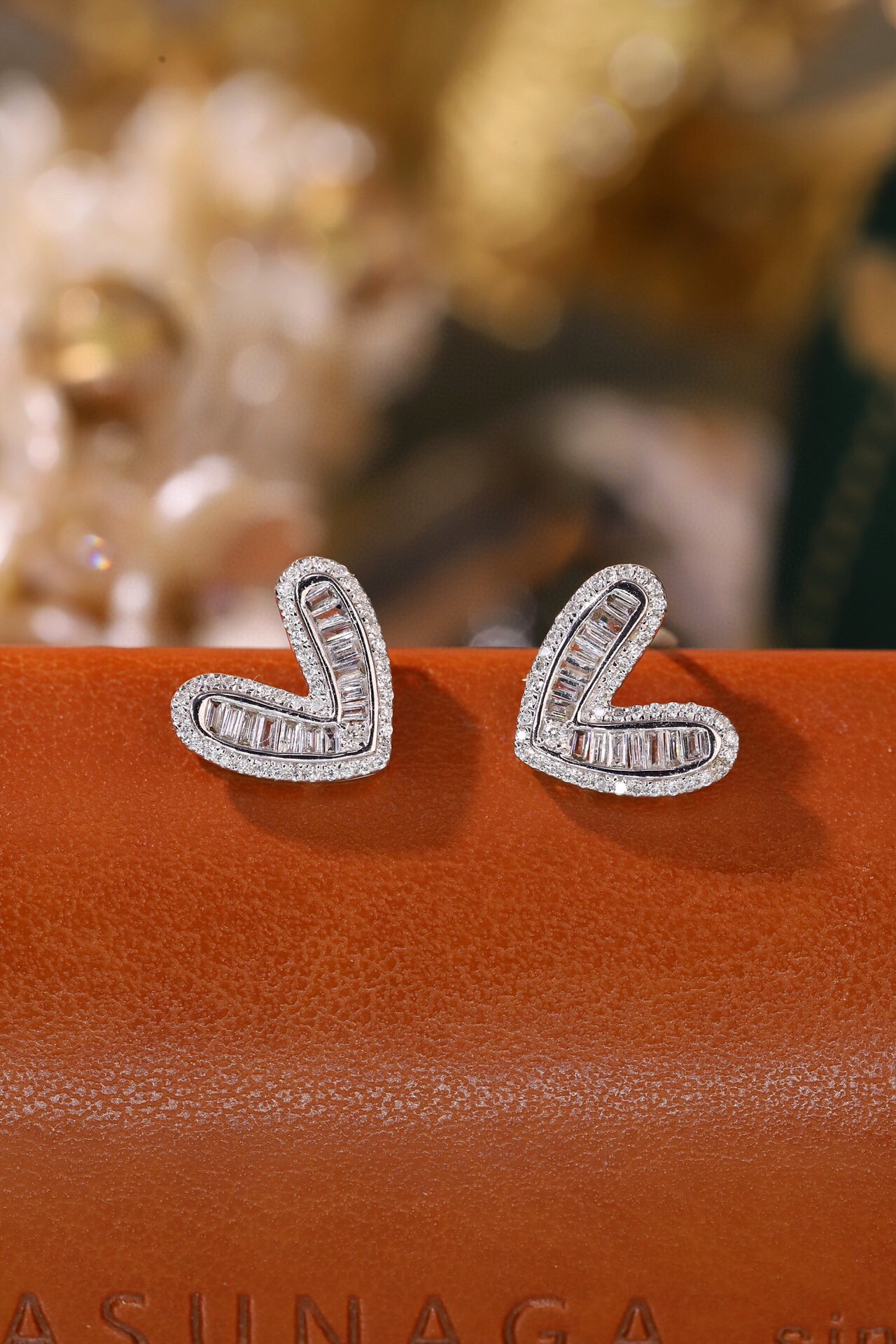18k gold earrings set with 0.36ct natural diamond