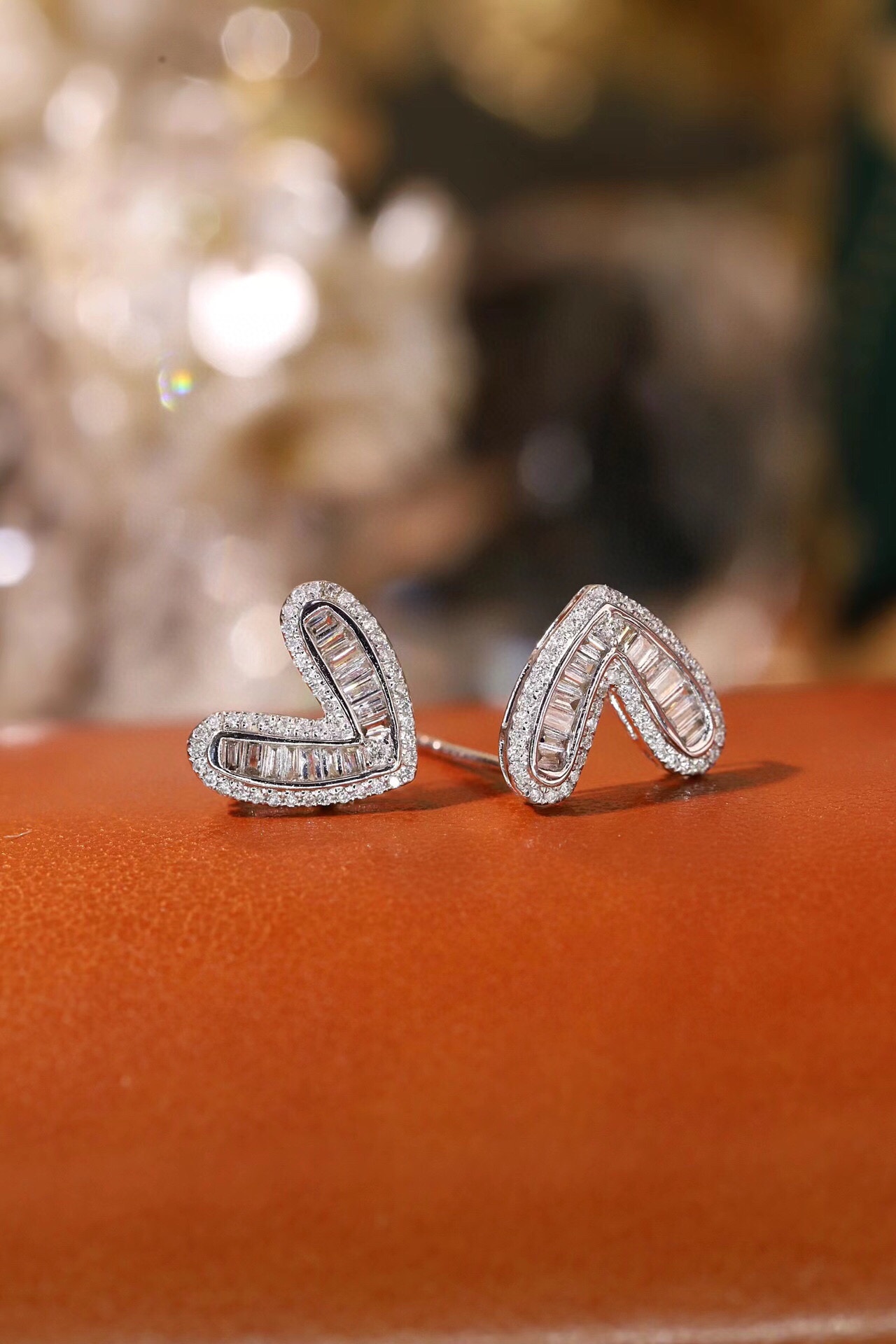 18k gold earrings set with 0.36ct natural diamond