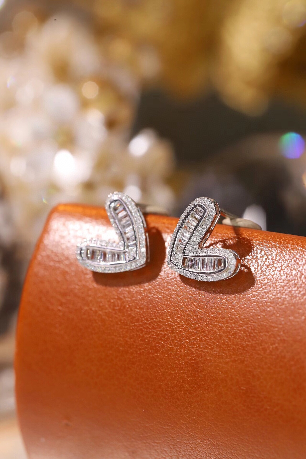 18k gold earrings set with 0.36ct natural diamond