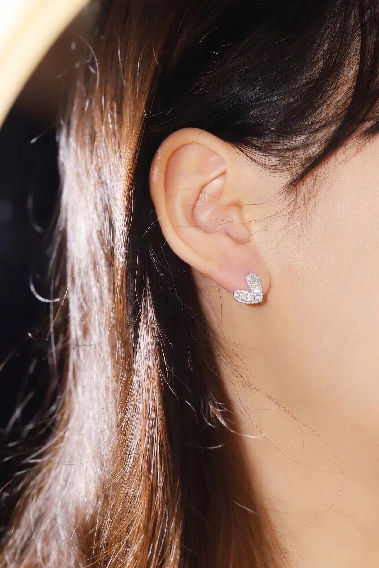 18k gold earrings set with 0.36ct natural diamond