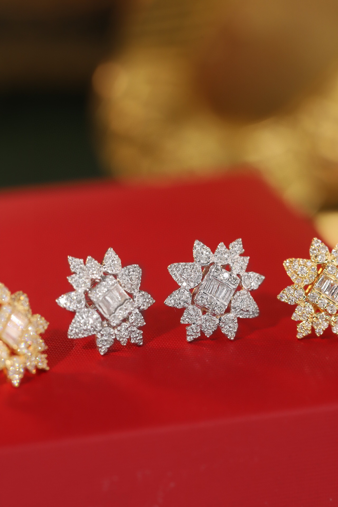 18k gold earrings set with 0.60ct natural diamond