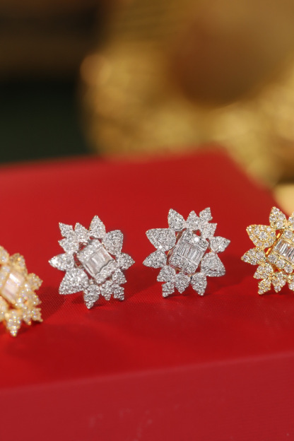 18k gold earrings set with 0.60ct natural diamond