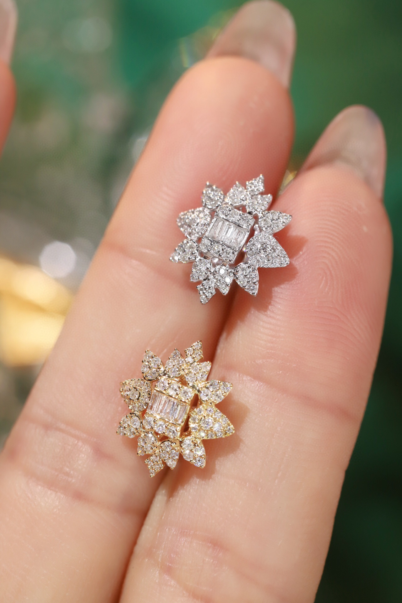 18k gold earrings set with 0.60ct natural diamond