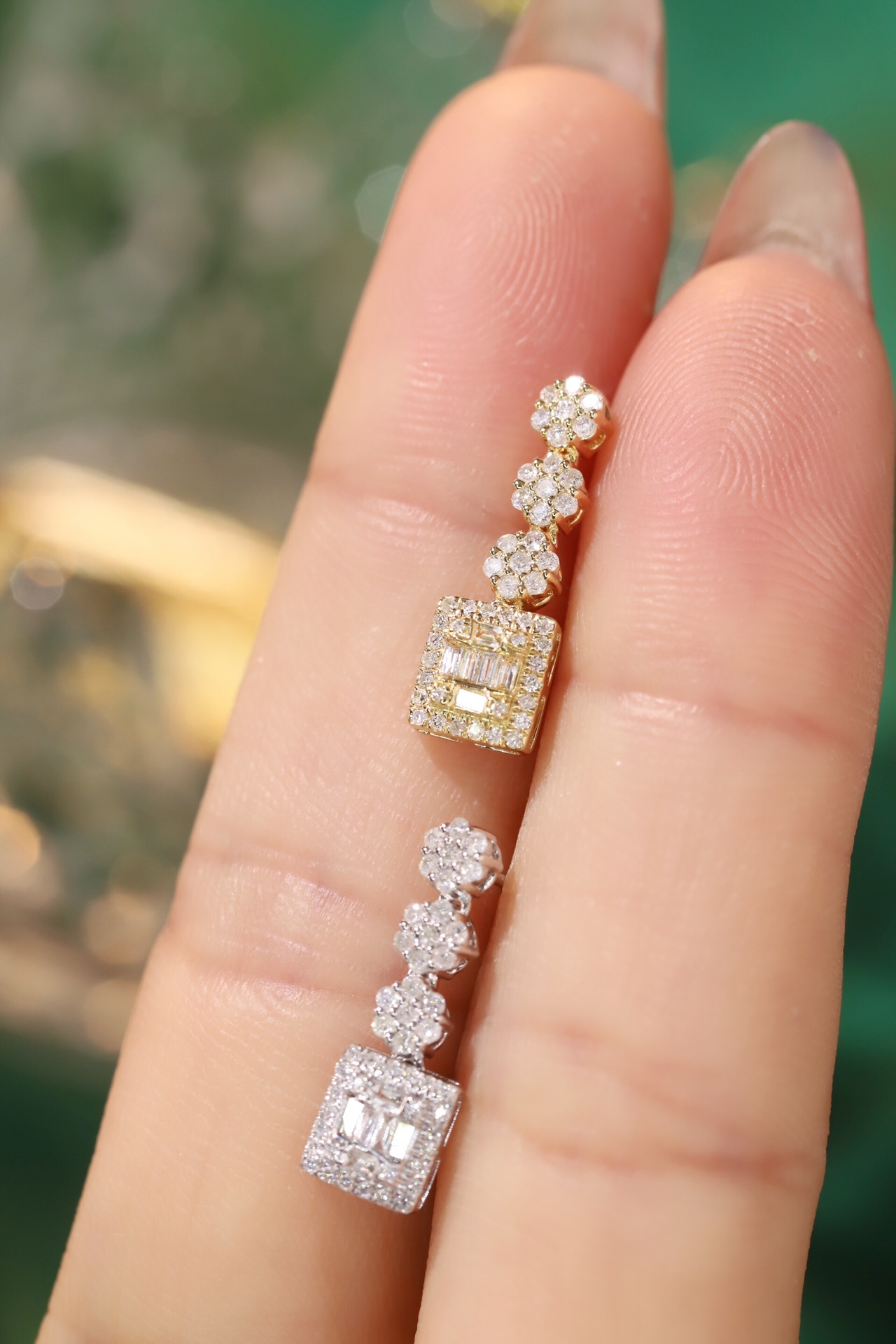 18k gold earrings set with 0.50ct natural diamond