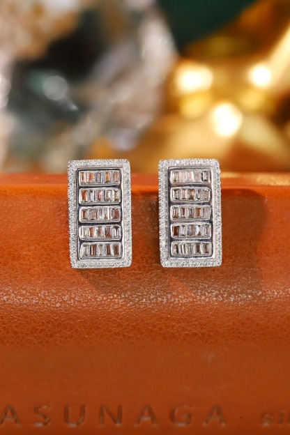 18k Gold Earrings Set with a 0.60ct Natural Diamond