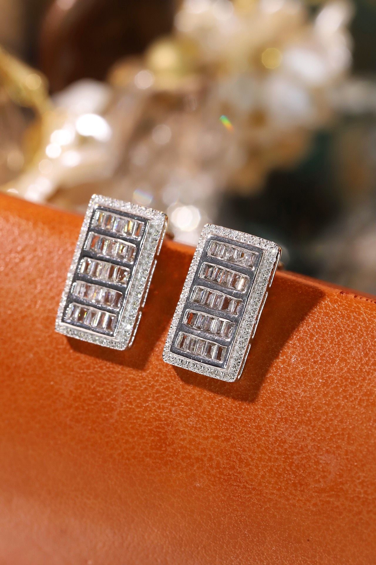 18k Gold Earrings Set with a 0.60ct Natural Diamond