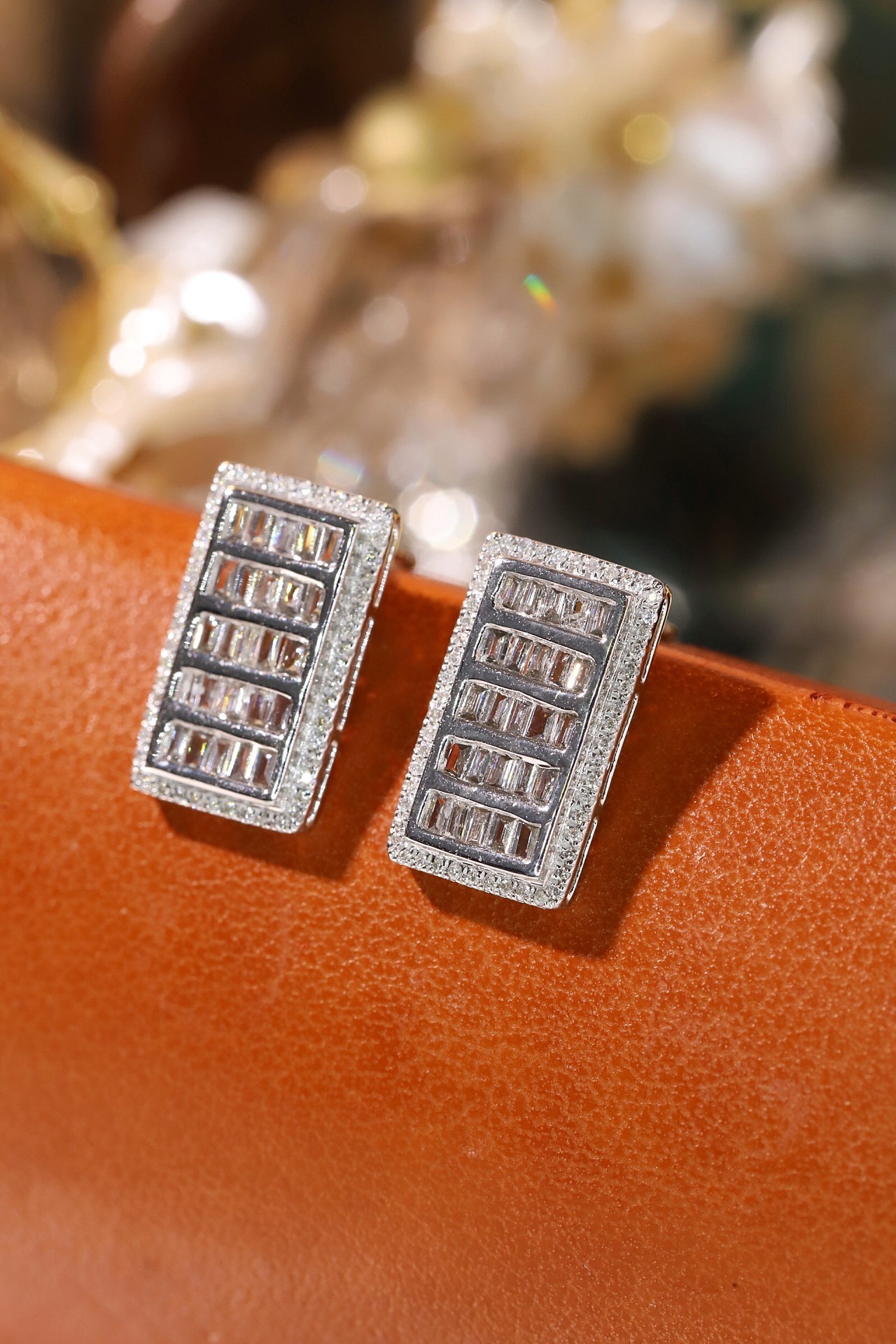 18k Gold Earrings Set with a 0.60ct Natural Diamond