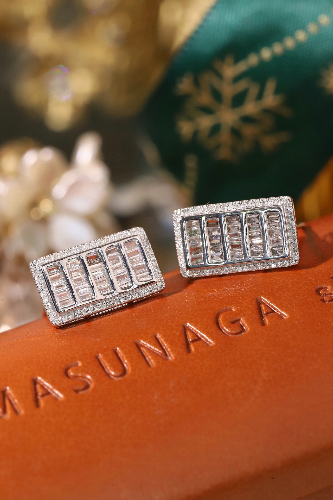 18k Gold Earrings Set with a 0.60ct Natural Diamond