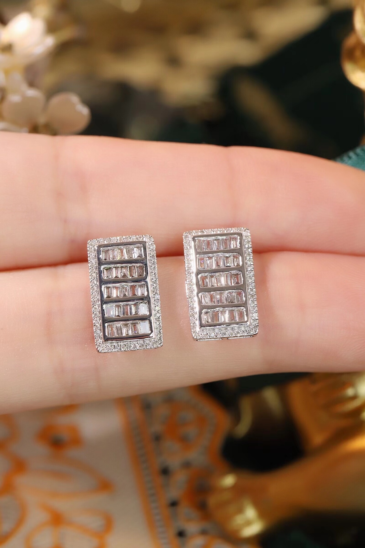 18k Gold Earrings Set with a 0.60ct Natural Diamond