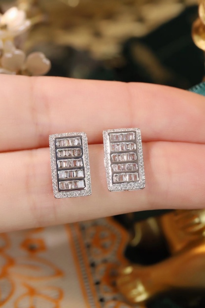 18k Gold Earrings Set with a 0.60ct Natural Diamond