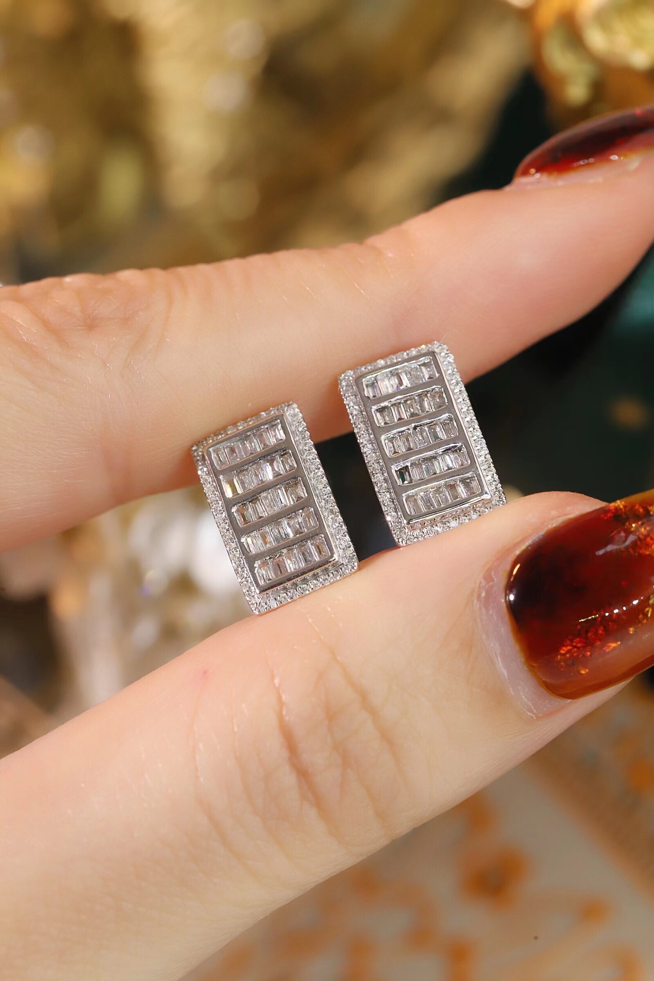 18k Gold Earrings Set with a 0.60ct Natural Diamond