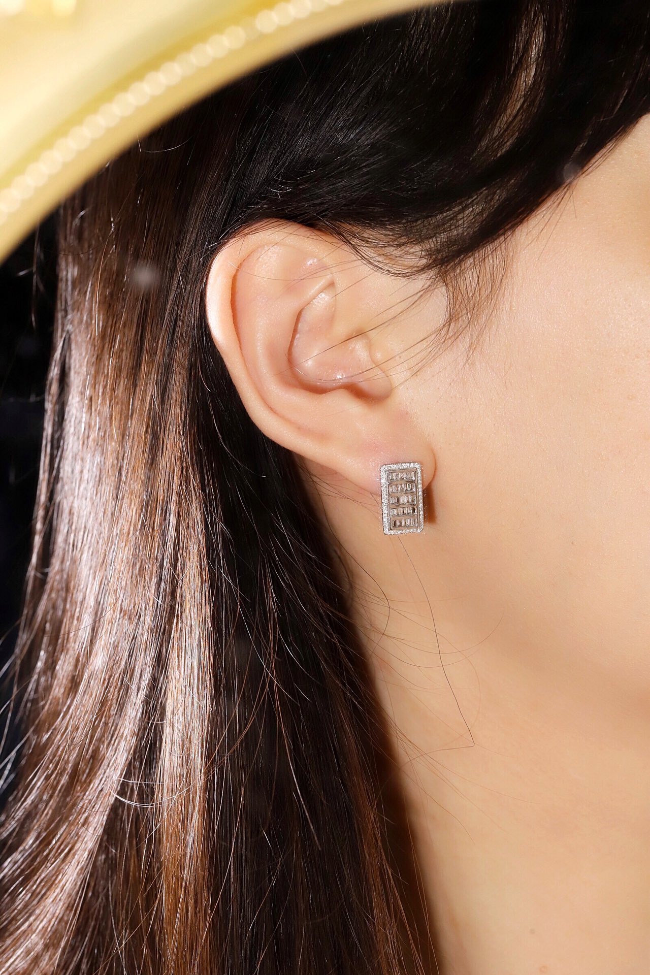 18k Gold Earrings Set with a 0.60ct Natural Diamond