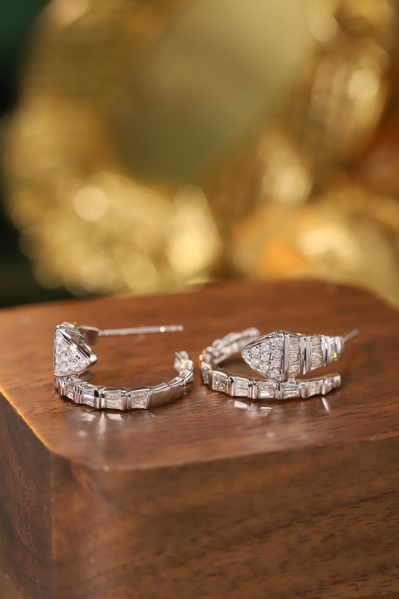 18k Gold Earrings with Snake Head Design, Inlaid with 0.56ct Natural Diamond