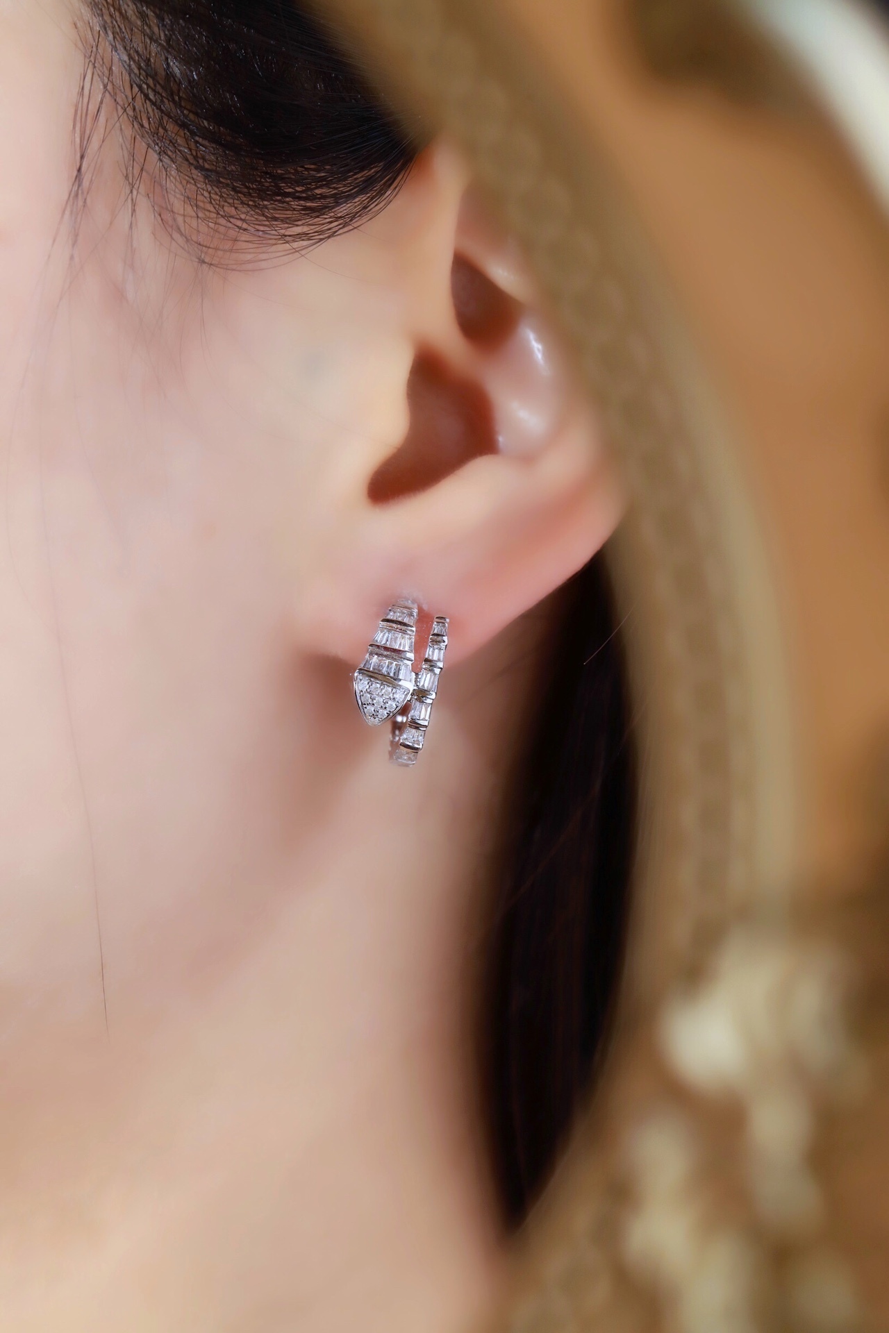 18k Gold Earrings with Snake Head Design, Inlaid with 0.56ct Natural Diamond