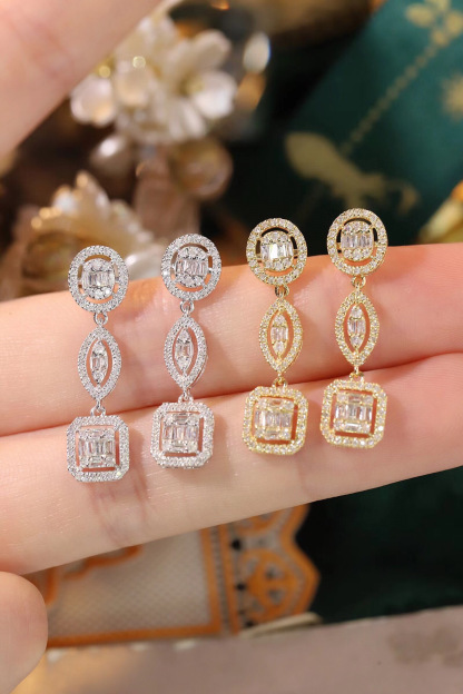 18k Gold Earrings Set with a 0.70ct Natural Diamond
