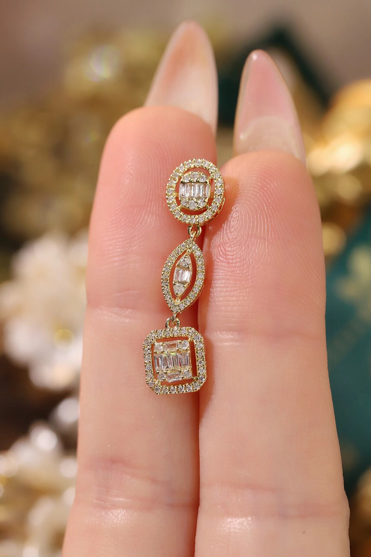 18k Gold Earrings Set with a 0.70ct Natural Diamond