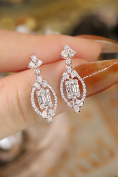 18k gold earrings set with a 1.00ct natural diamond