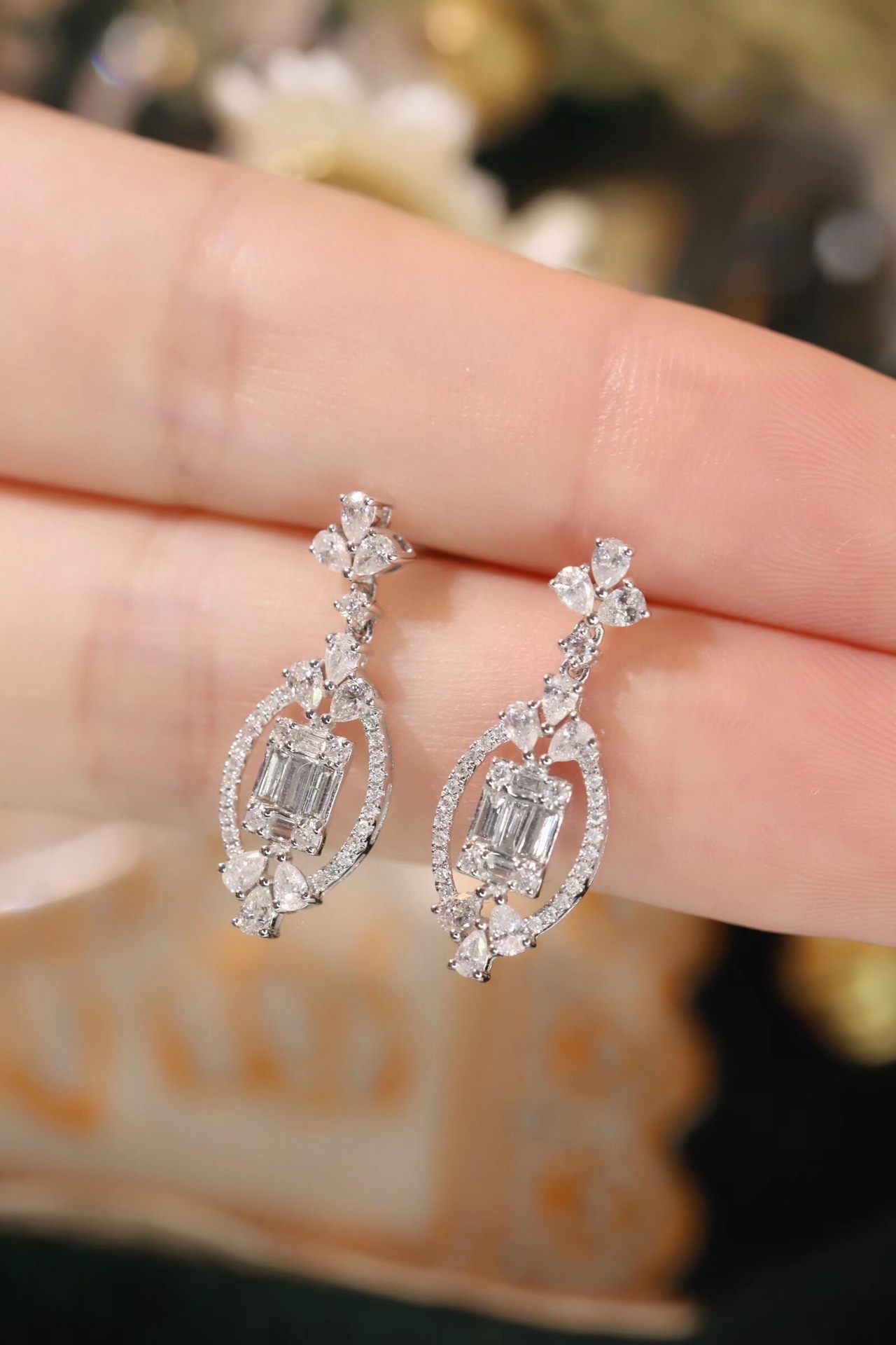 18k gold earrings set with a 1.00ct natural diamond