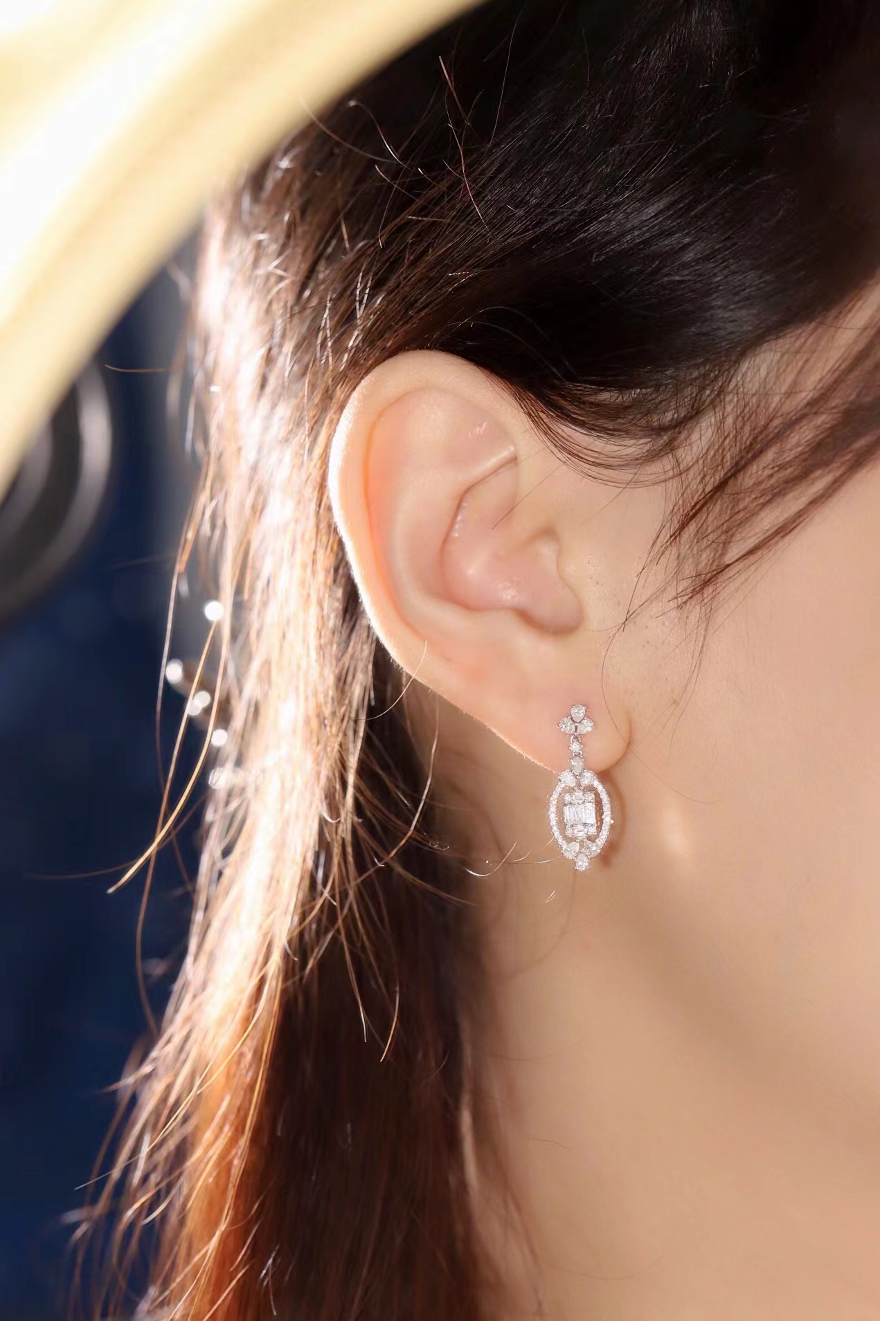 18k gold earrings set with a 1.00ct natural diamond