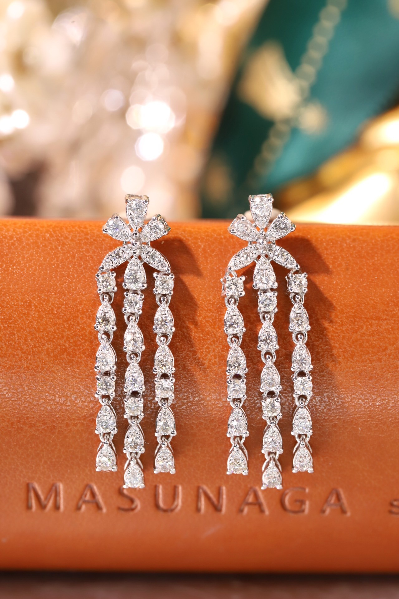 18k gold earrings set with 1.60ct natural diamond