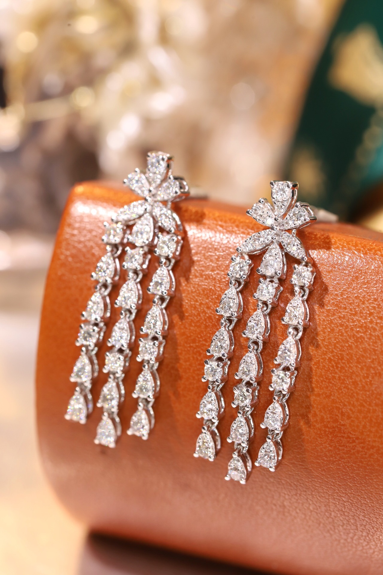 18k gold earrings set with 1.60ct natural diamond