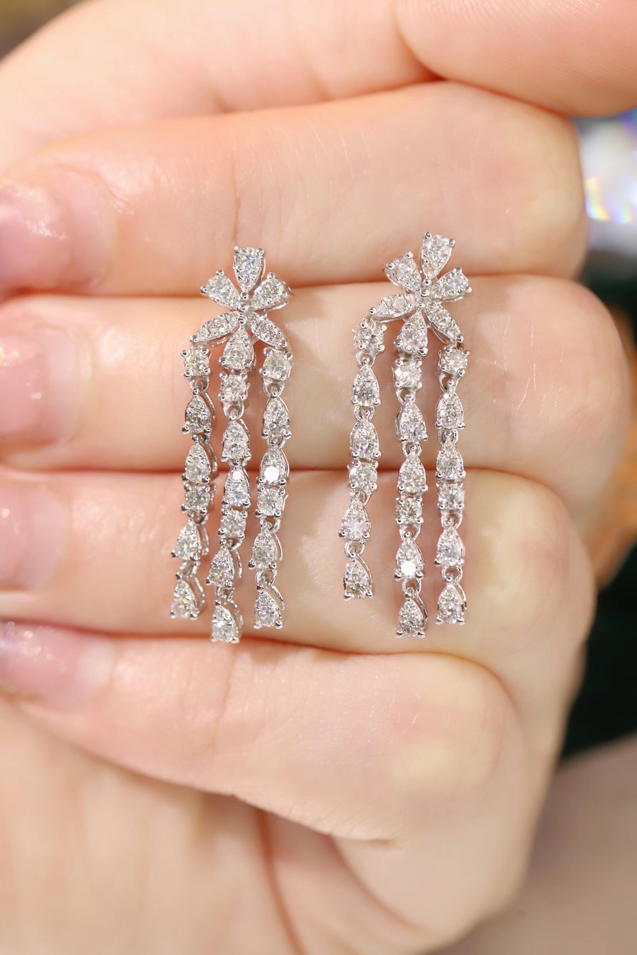 18k gold earrings set with 1.60ct natural diamond