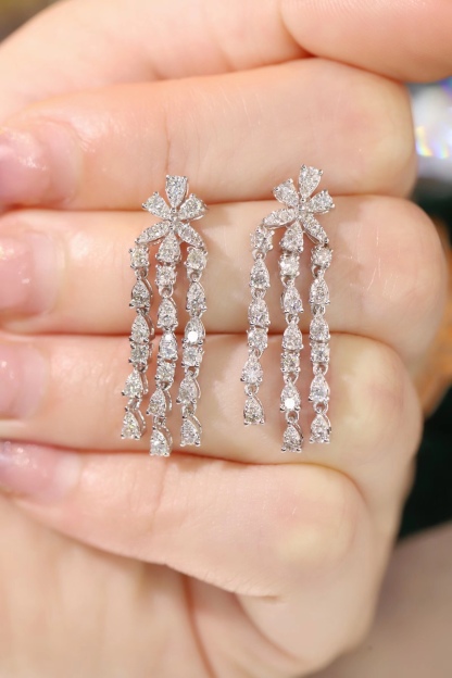 18k gold earrings set with 1.60ct natural diamond