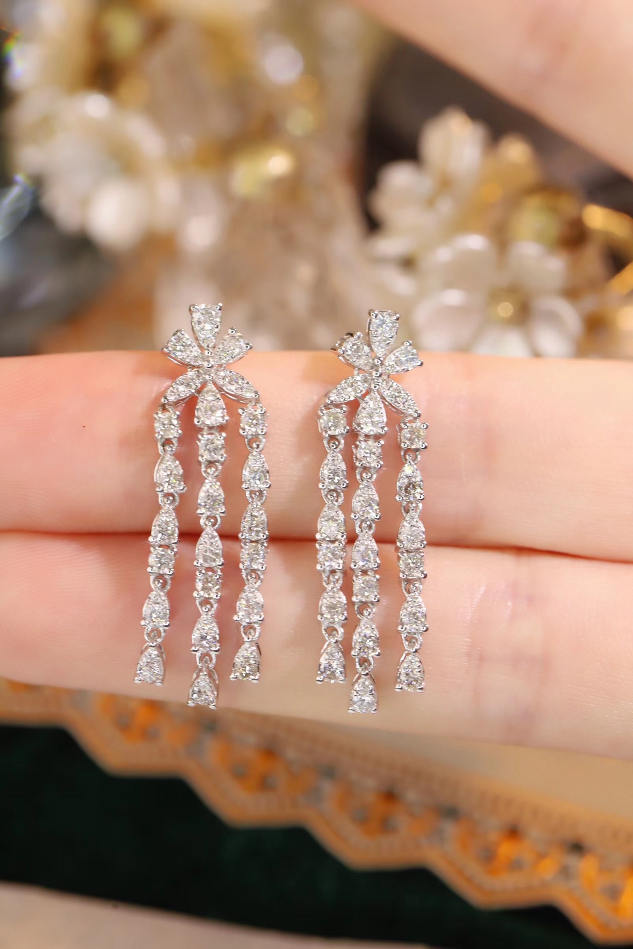 18k gold earrings set with 1.60ct natural diamond