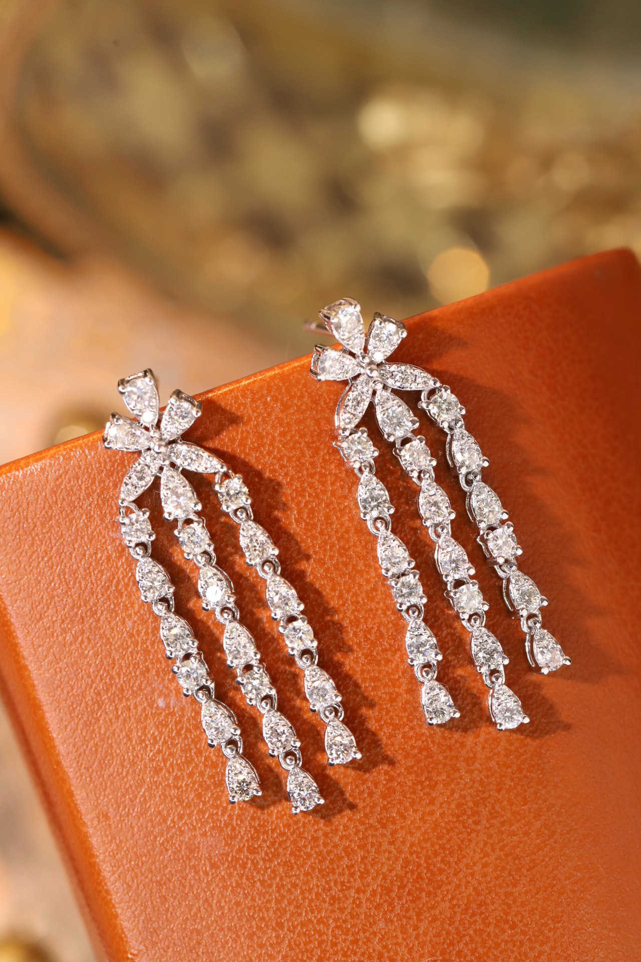 18k gold earrings set with 1.60ct natural diamond