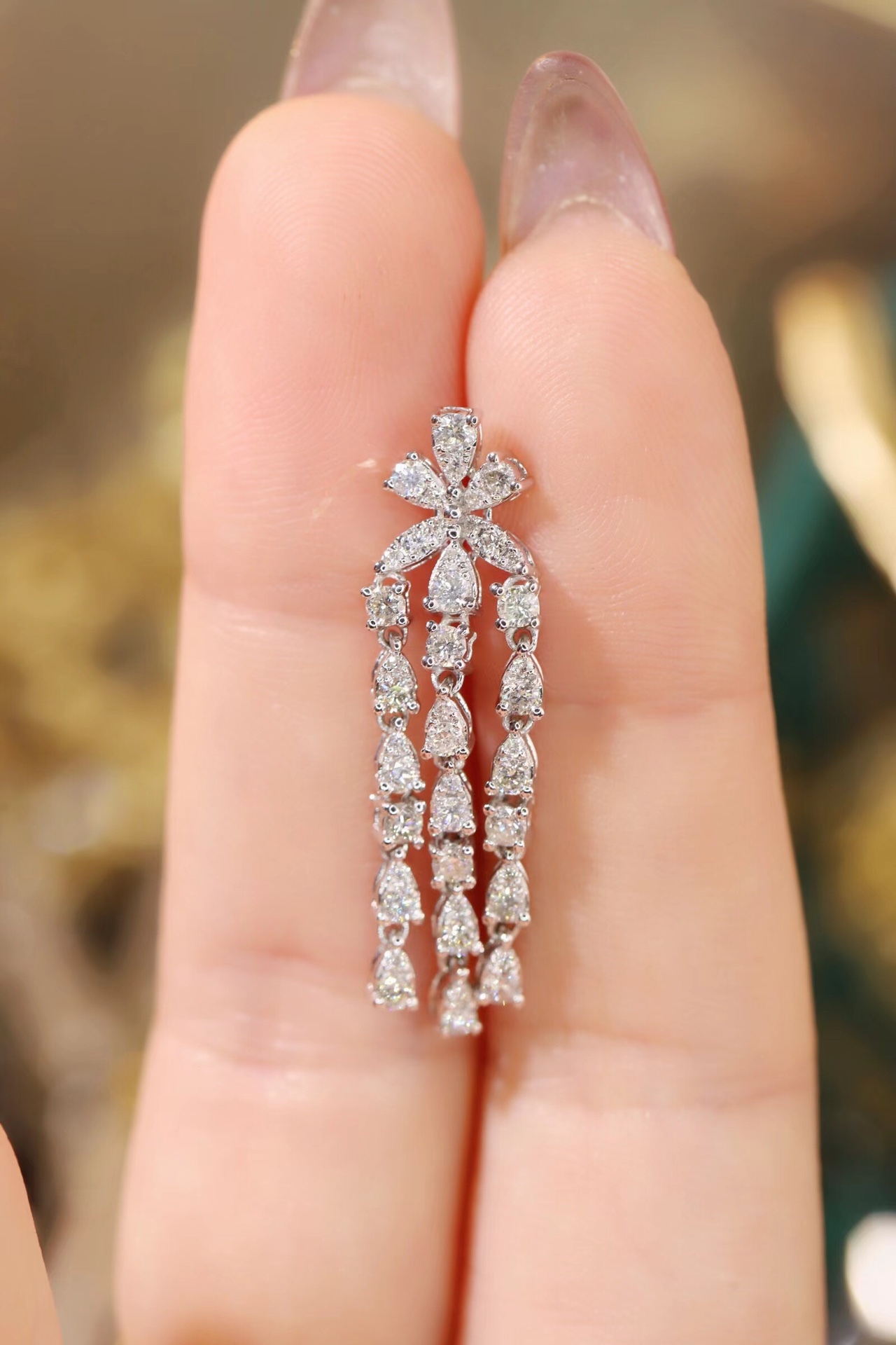 18k gold earrings set with 1.60ct natural diamond