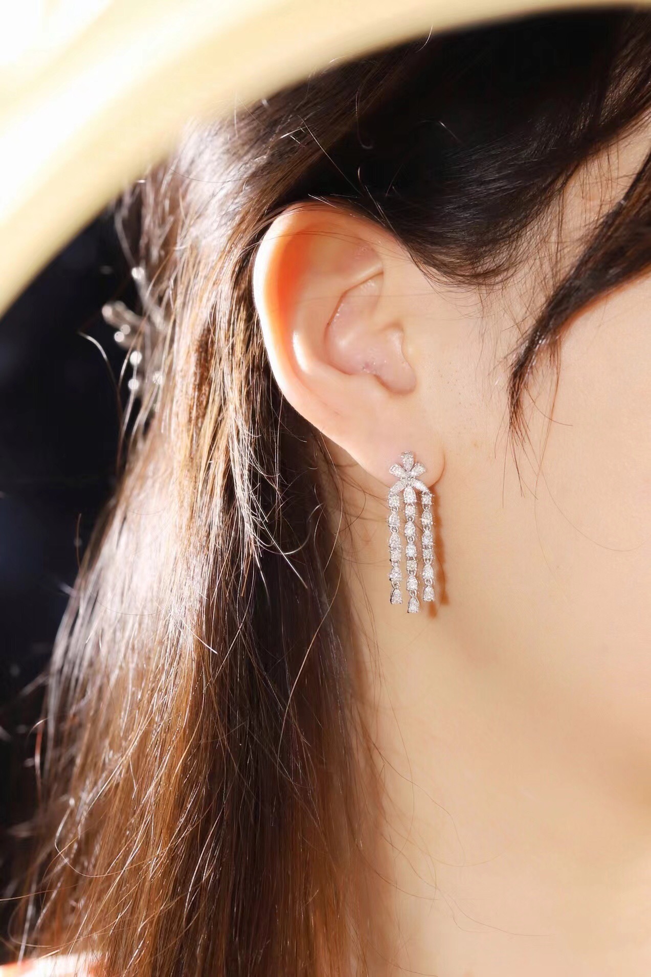 18k gold earrings set with 1.60ct natural diamond