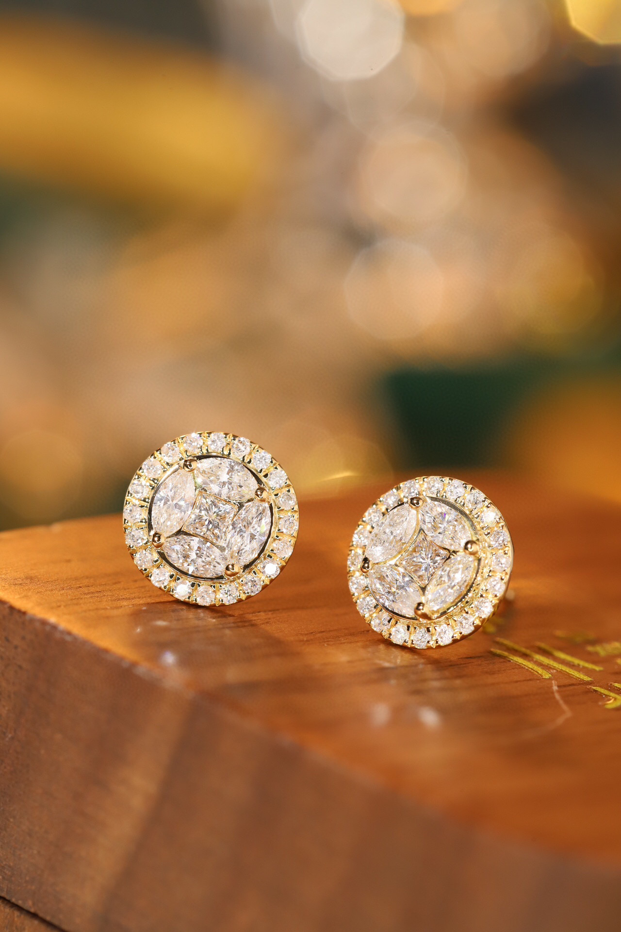 1.32ct 18k Gold Earrings Set with Marquise and Princess Cut Diamonds