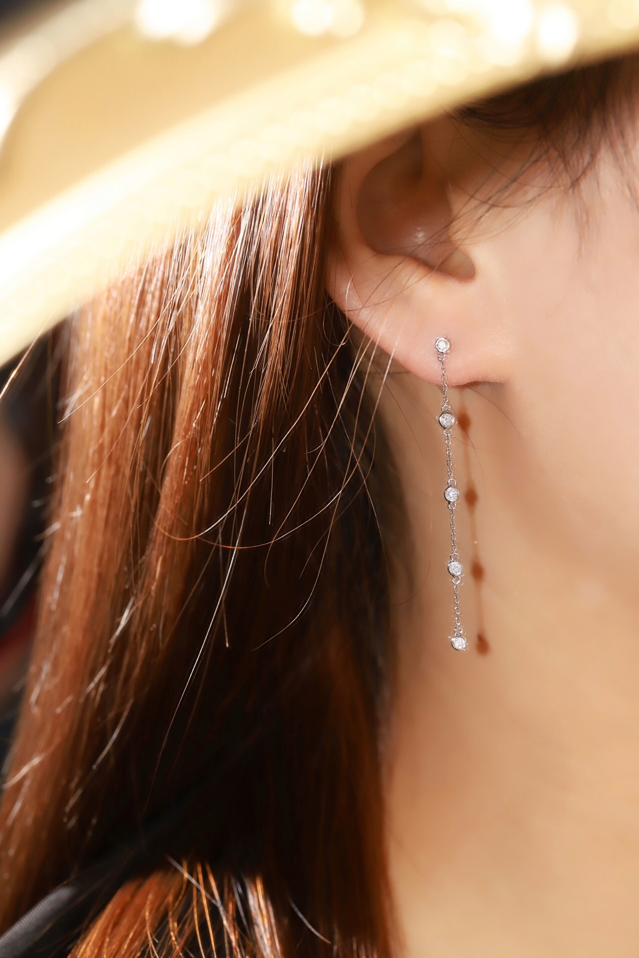 18k gold earrings with bezel setting, featuring a 0.30ct natural diamond.