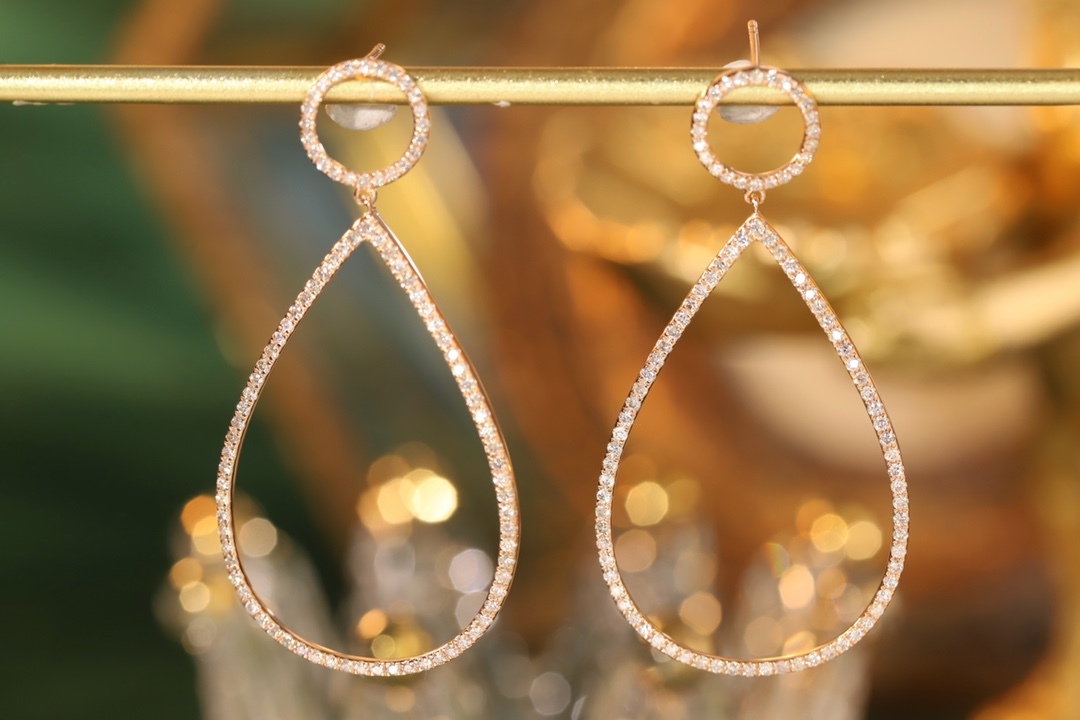 18k gold earrings set with a 1.20ct natural diamond